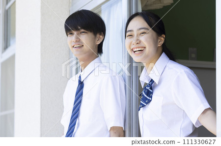 高中生在學校走廊上說話 111330627