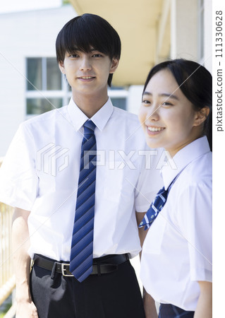 高中生在學校走廊上說話 111330628