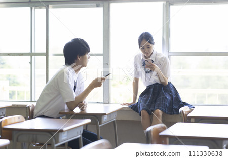 高中生與老師交談 111330638