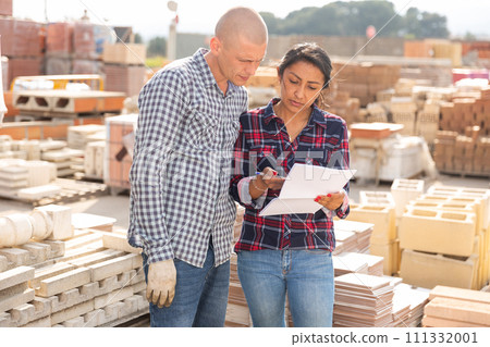 Manager gives instructions to the car driver at building materials storage site 111332001