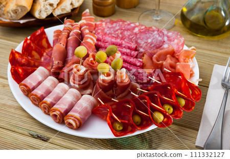Spanish sausage sliced - chorizo, fuet, jamon, salami, bacon 111332127