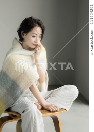Autumn/winter beauty image of a beautiful woman, vertical Autumn/winter beauty image of a beautiful woman, vertical 111334291