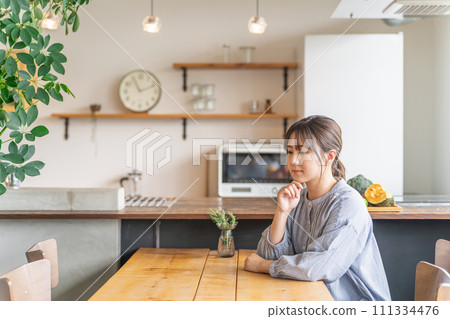 一位全職家庭主婦的亞裔女性在家用餐時飽受壓力 111334476