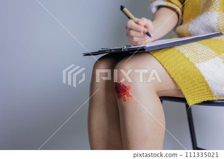 受傷的膝蓋和手填寫文件 受傷的膝蓋和手填寫文件 111335021