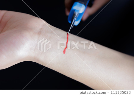 Image of cutting the wrist with a cutter, blood glue 111335023
