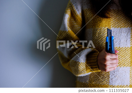 拿刀的女人（無臉） 111335027