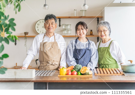 在廚房做飯的老年夫婦和年輕的日本人(家政/護理) 在廚房做飯的老年夫婦和年輕的日本人(家政/護理) 111335561