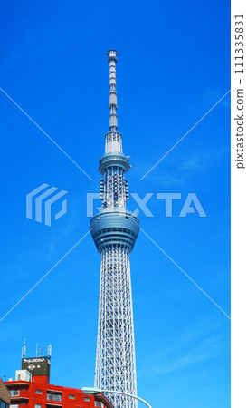 東京天空樹和藍天風景 111335831