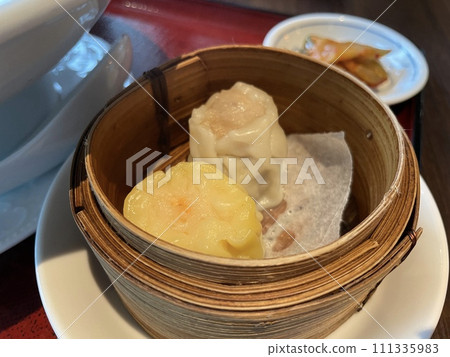 用竹蒸籠蒸出蓬鬆的燒賣 111335983