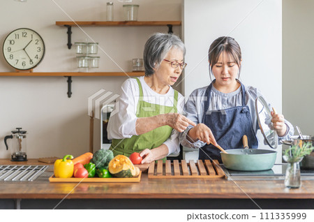 一位老婦抱怨做飯，一位年輕女子哭泣（妻子打鼾） 111335999