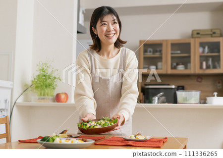 Woman serving food/smiling housewife 111336265