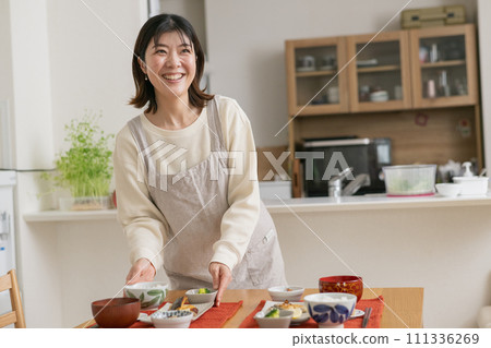 提供食物的女人/微笑的家庭主婦 111336269