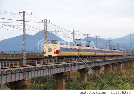 A reprint of the 381 series limited express Yakumo in the colors of the old Japanese National Railways running over the long railway bridge over the Hino River. A reprint of the 381 series limited express Yakumo in the colors of the old Japanese National Railways running over the long railway bridge over the Hino River. 111336283