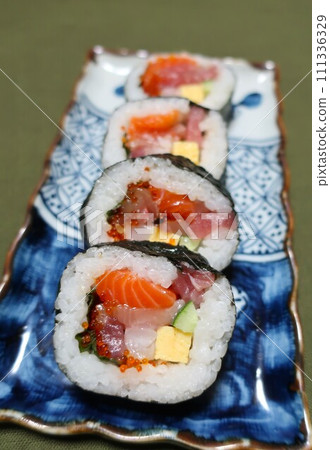 Seaweed roll 111336329