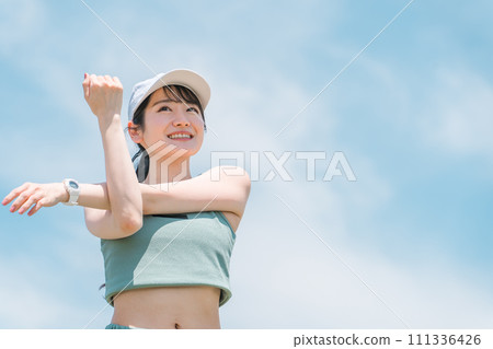 Asian woman stretching under the blue sky (exercise, sports, workout, body makeup) Asian woman stretching under the blue sky (exercise, sports, workout, body makeup) 111336426