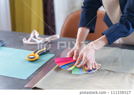 Working fashion designer 111336527