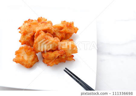 Freshly fried and delicious fried chicken 111336698