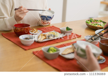 正在吃飯的女人，一對 40 多歲的夫婦 111336869