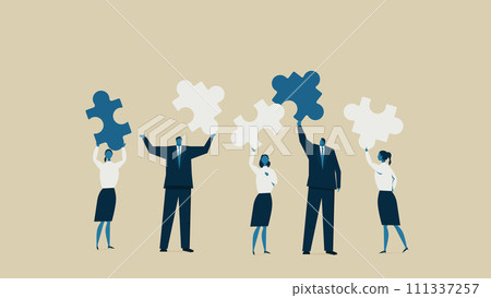 一個男人和一個女人帶著他們自己的拼圖。 一個男人和一個女人帶著他們自己的拼圖。 111337257