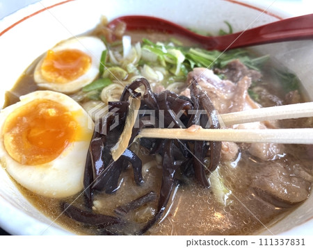 【拉麵】北海道札幌的當地美食：熱氣騰騰的味噌拉麵（木耳和筷子） 111337831