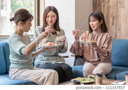 來一家糟糕的餐廳吃午餐的女性（女孩之夜、晚宴、晚餐） 111337857