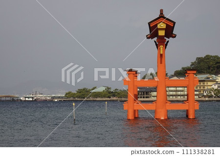Otorii seen from the side 111338281