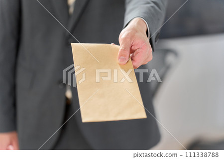 商人遞出一個信封 111338788