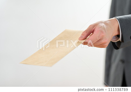 商人遞出一個信封 商人遞出一個信封 111338789