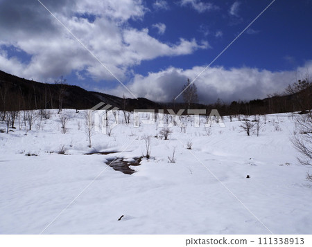 早春融雪前夕,乘鞍高原一之泉地的紀念池 早春融雪前夕,乘鞍高原一之泉地的紀念池 111338913
