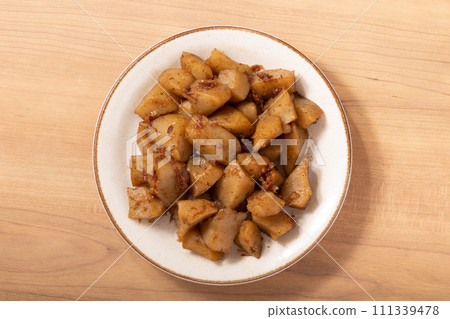 魔芋在甜辣中煮沸 111339478