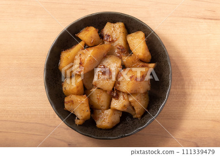 魔芋在甜辣中煮沸 111339479