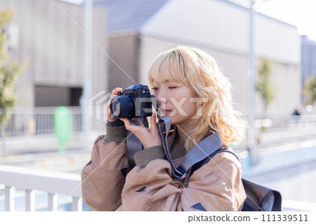 街頭快照相機女孩肖像 111339511