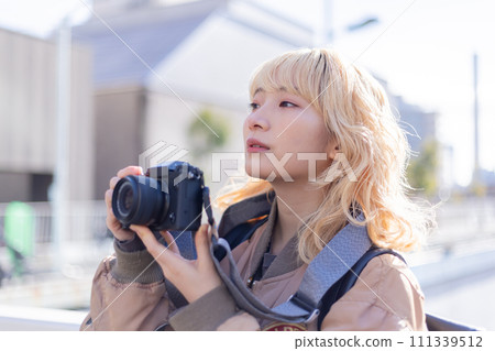 Street Snap Camera Girl Portrait Street Snap Camera Girl Portrait 111339512