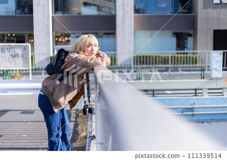 Street Snap Camera Girl Portrait Street Snap Camera Girl Portrait 111339514