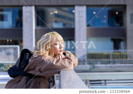 Street Snap Young Woman Portrait Street Snap Young Woman Portrait 111339564