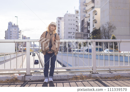 Street Snap Young Woman Portrait Street Snap Young Woman Portrait 111339570