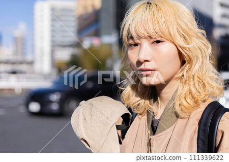 Street Snap Young Woman Portrait Street Snap Young Woman Portrait 111339622