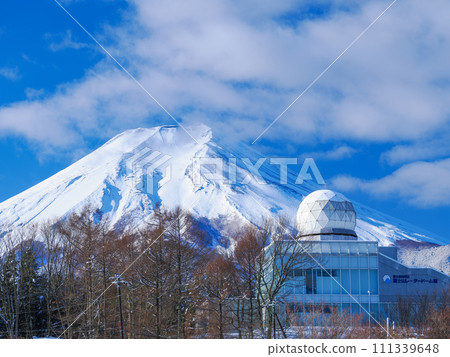 （山梨縣富士吉田市）降雪後，富士山出現在雷達罩後面 111339648