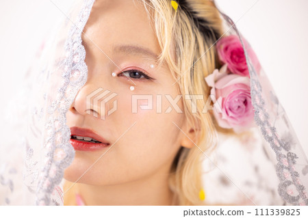 日本金髮女郎的美麗肖像 111339825