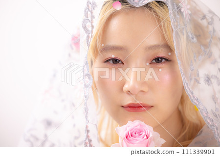 Beauty Portrait of a Japanese blonde woman 111339901