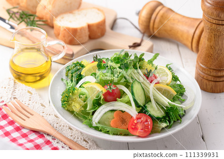 Vegetable salad with plenty of seasonal vegetables, refreshing with salt and olive oil 111339931