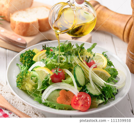 Vegetable salad with plenty of seasonal vegetables, refreshing with salt and olive oil 111339938