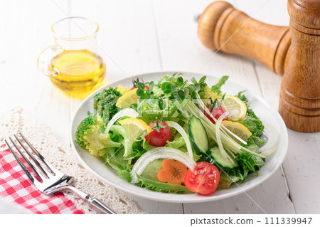 蔬菜沙拉，大量時令蔬菜，用鹽和橄欖油提神 111339947