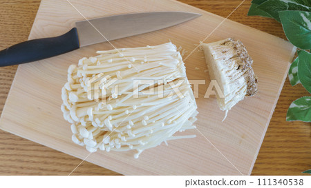 Cut the stems of enoki mushrooms 111340538