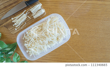 Finely cut enoki mushrooms 111340665