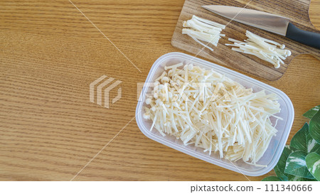 Finely cut enoki mushrooms 111340666