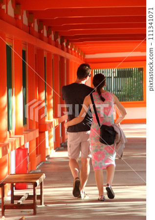 外國夫婦在京都觀光 111341071