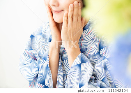 穿著藍色浴衣的中年婦女夏季護膚形象 111342104