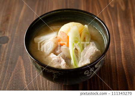 豬肉和蔬菜味噌湯 111343270