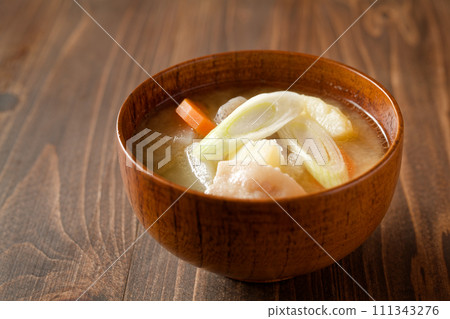 豬肉和蔬菜味噌湯 豬肉和蔬菜味噌湯 111343276